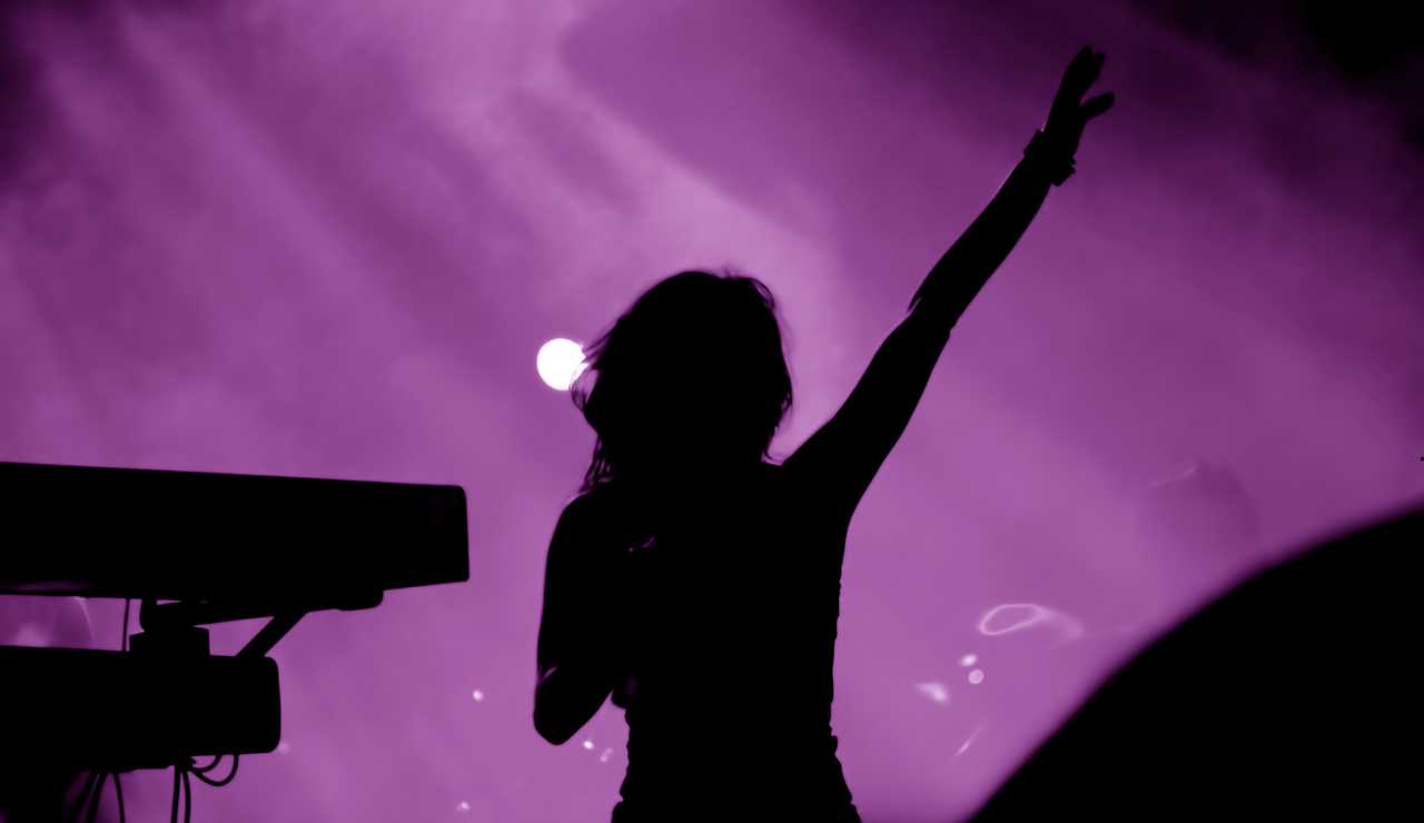 “È una donna coraggiosa e sta lottando”, il triste annuncio per la voce più amata della MUSICA | Un destino crudele