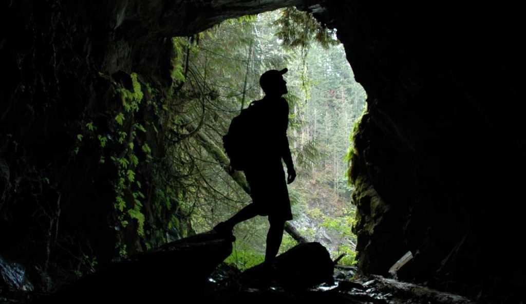 Vivevano nascosti come clandestini | Da 3.000 anni le generazioni avevano il controllo sulla zona