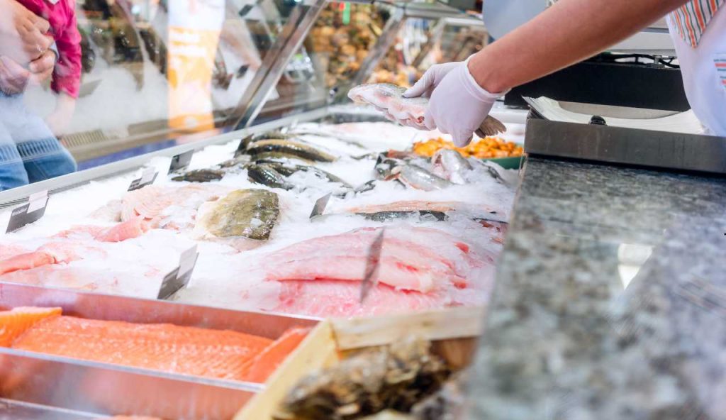 “Ti uccide mangiandoti la carne”, trovato il BATTERIO ZOMBI nel pesce più consumato | In aumento i casi già segnalati