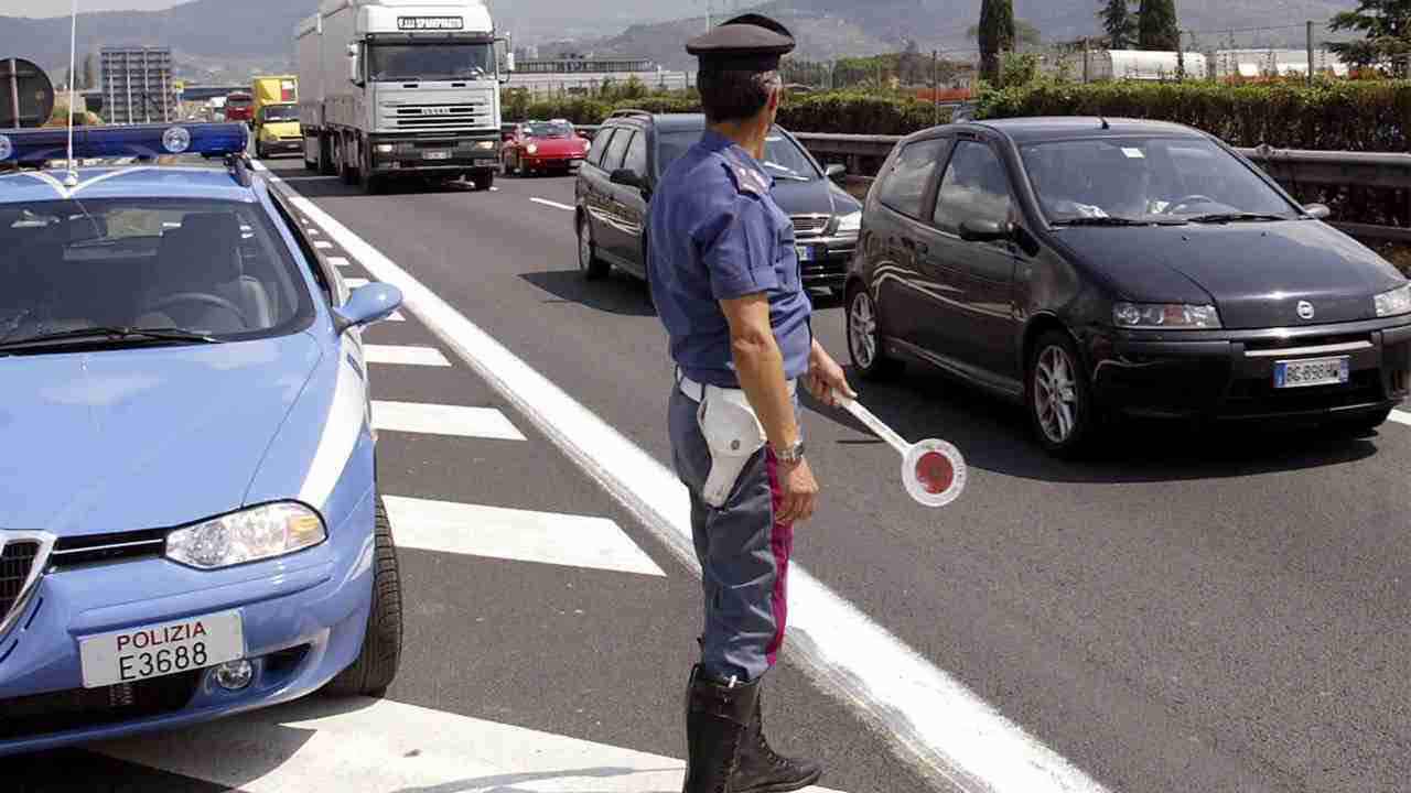 “Agente è mio fratello” e ti becchi una multa da € 173 | Dalla mezzanotte scatta il divieto di PASSEGGERI a bordo