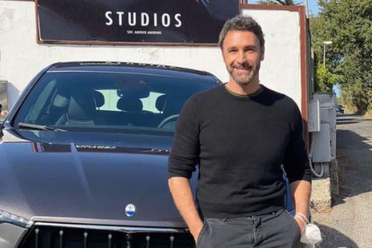 Raul Bova con la Maserati Levante - fonte_Web - LaSvolta.it
