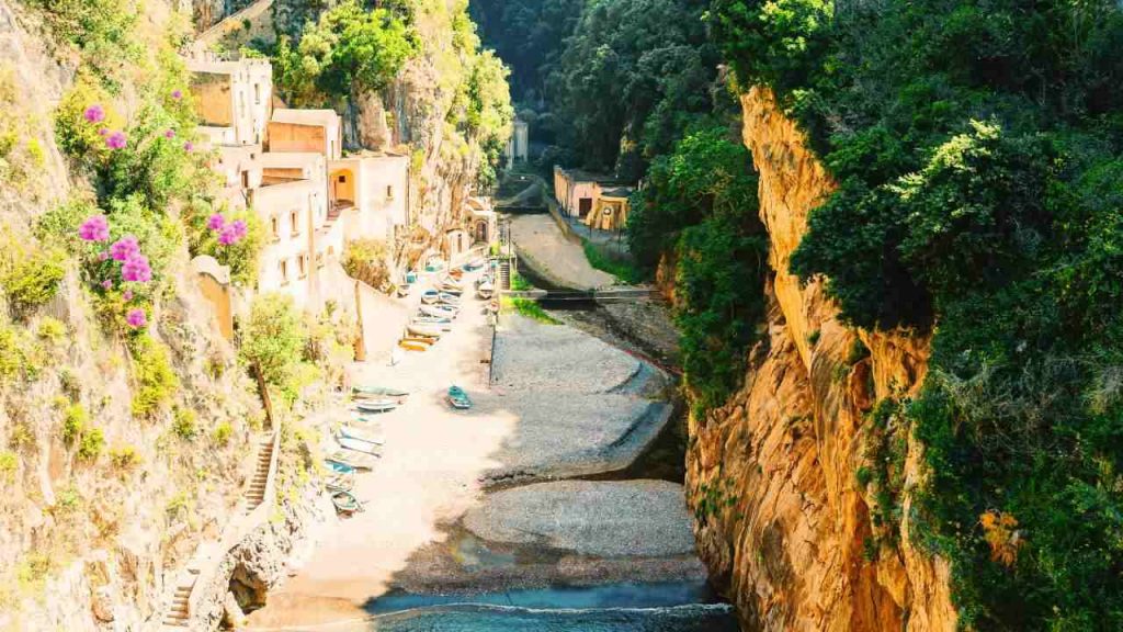 FURORE, il borgo che non c’è: un viaggio fantastico tra fiordi, sentieri e storie antiche