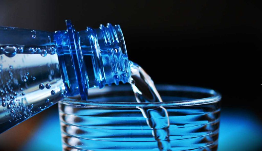 Acqua minerale - fonte_Canva - LaSvolta.it