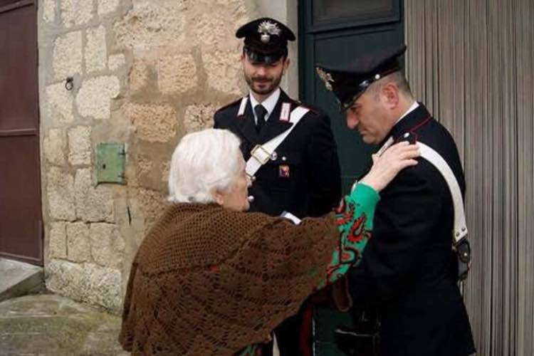 Anziana e carabinieri - fonte_Ansa - LaSvolta.it