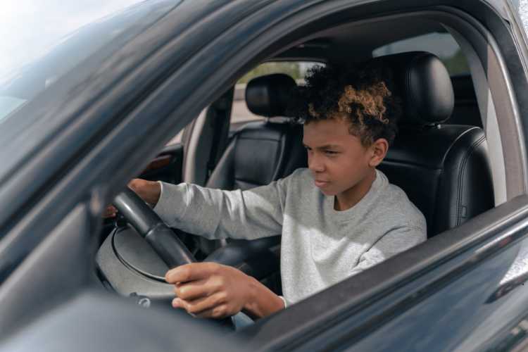 Bambini al volante - fonte_Canva - LaSvolta.it