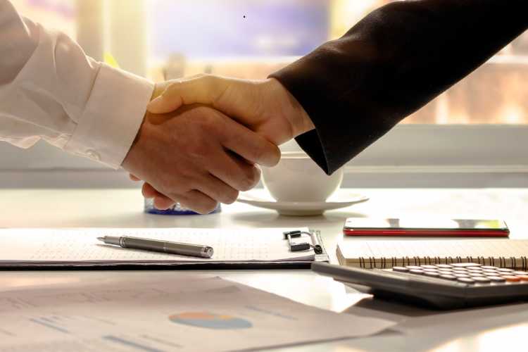 Firma contratto - fonte_Canva - LaSvolta.it