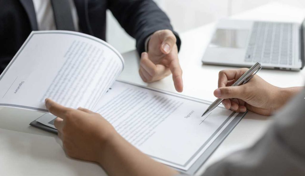 Firma contratto - fonte_Canva - LaSvolta.it
