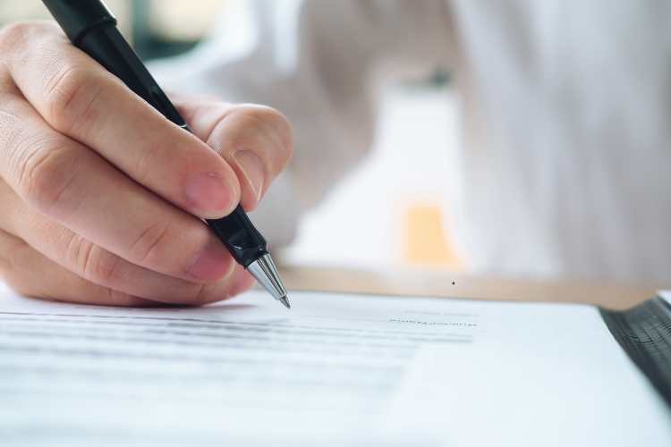 Firma del contratto - fonte_Canva - LaSvolta.it