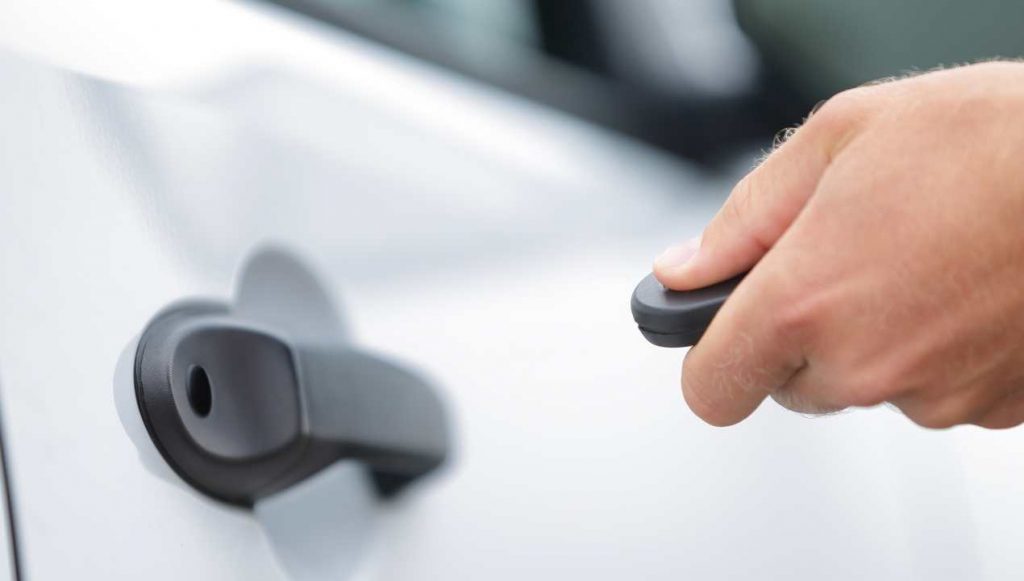 TRUFFA USB, apri l’auto e sparisce: cosa funziona e come difendersi | Le auto moderne sono a rischio