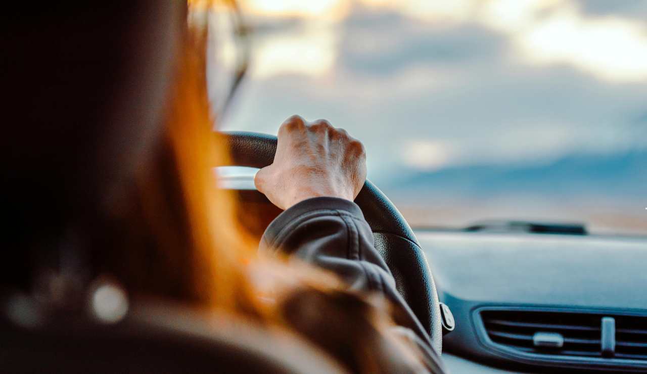 “DIVIETO DI PARLARE ALLA GUIDA”, se ti beccano devi sborsare € 3.300 | Ora ti multano a sangue