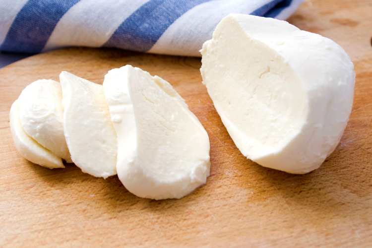 Mozzarella - fonte_Canva - LaSvolta.it