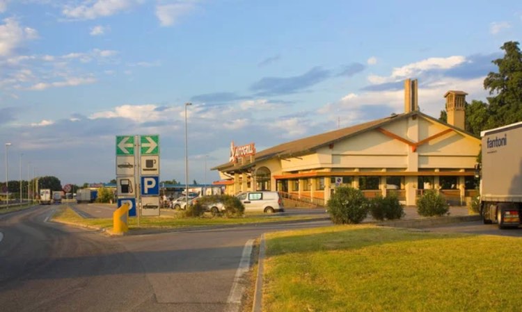 Stazione di servizio - fonte_Depositphotos - LaSvolta.it
