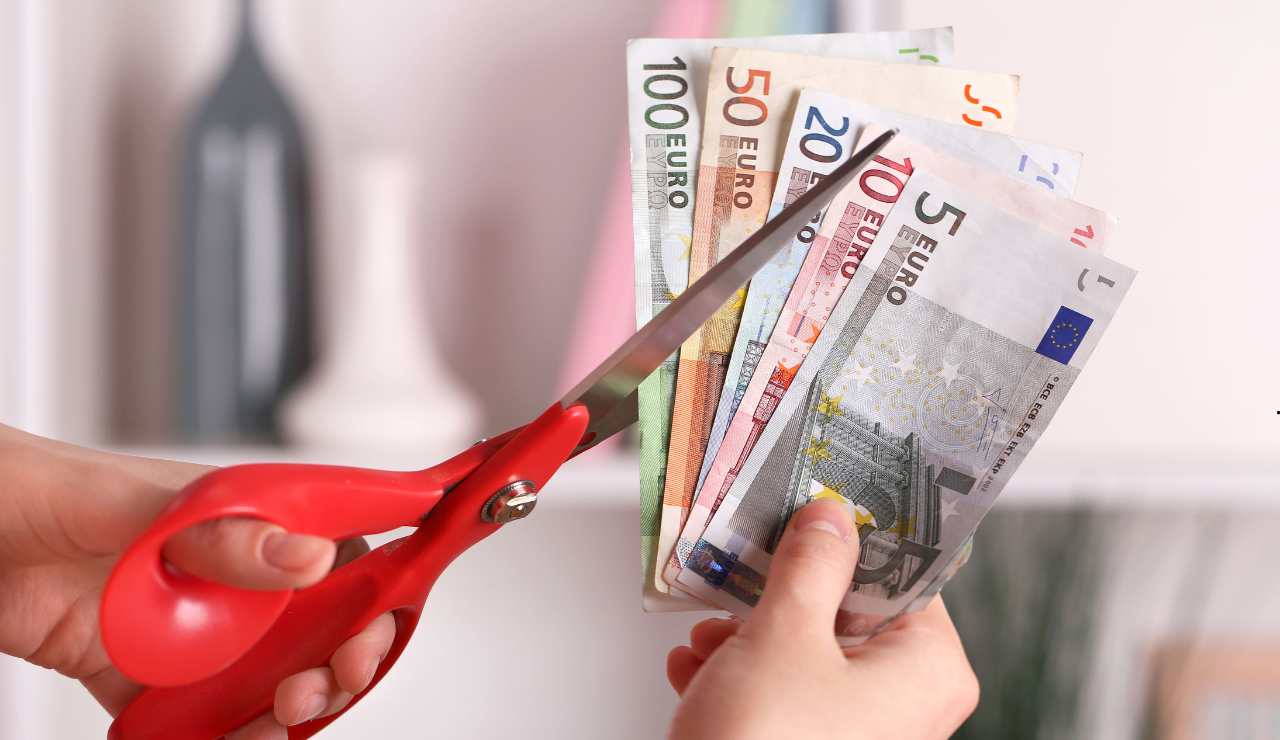 Stipendi tagliati - fonte_Canva - LaSvolta.it