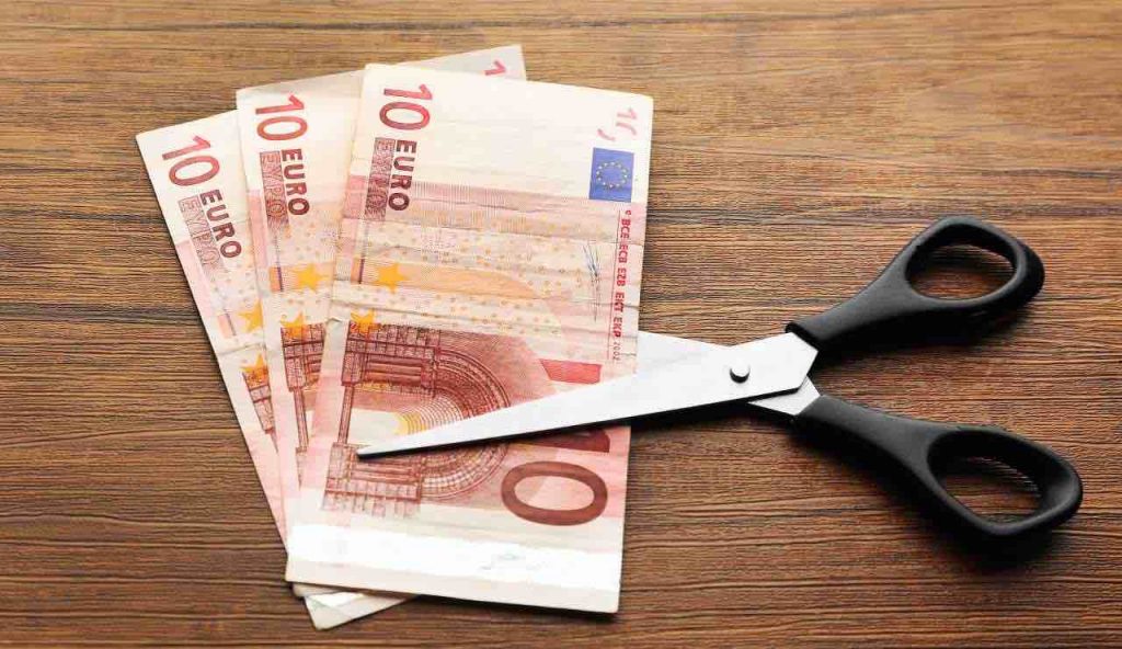Tagliare le spese - fonte_Canva - LaSvolta.it