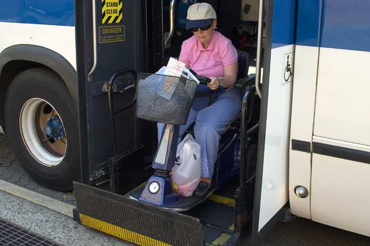 Trasporto pubblico e disabilità - fonte_Canva - LaSvolta.it