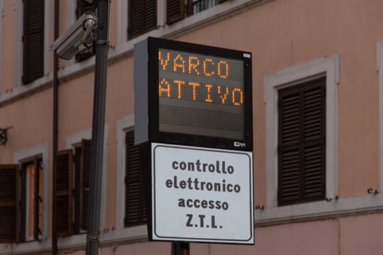 Zona ZTL - fonte_AdobeStock.it - LaSvolta.it