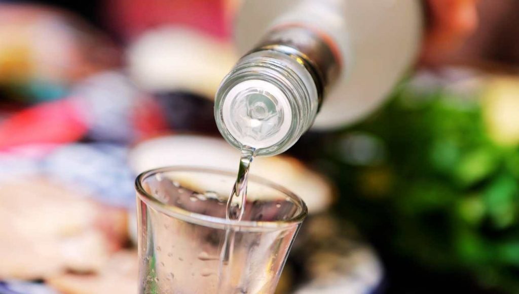 Compra la vodka ma non la bere: nella lavatrice è molto meglio | I trucchi antimuffa