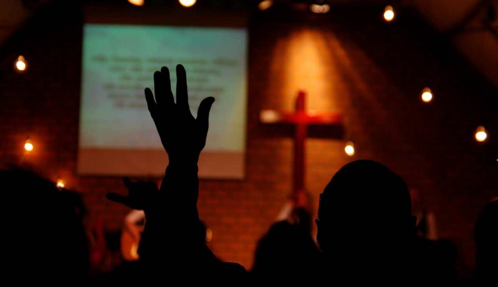 Cantare in chiesa - fonte_Canva - LaSvolta.it