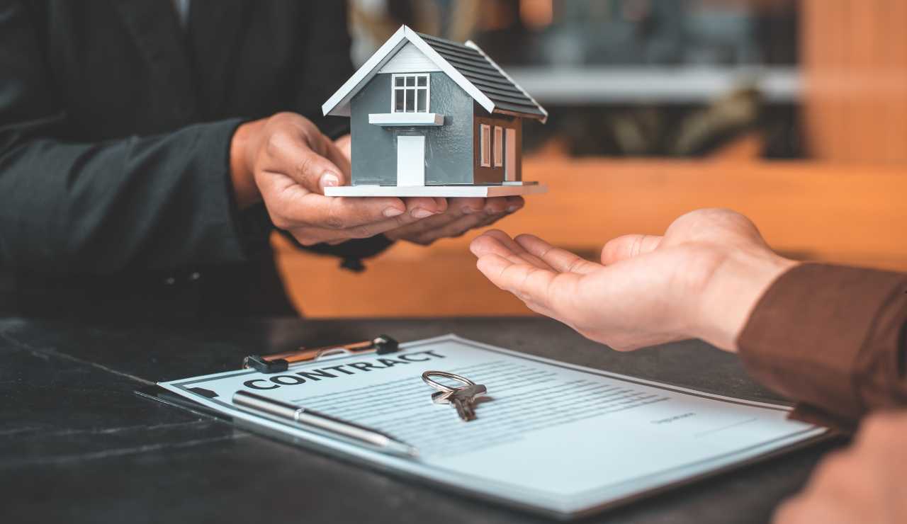 “La casa te la regala lo Stato”, devi solo mostrare la patente al direttore della banca | Il mercato immobiliare ha una nuova ETÁ DELL’ORO
