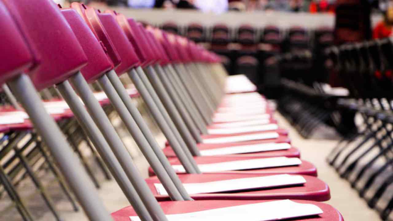 CONCORSO PUBBLICO, ancora poche ore per firmare l’indeterminato | Basta solo il diploma