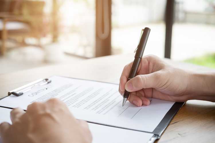 Firma contratto - fonte_Canva - LaSvolta.it