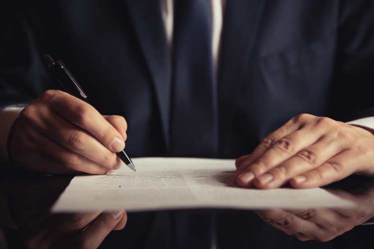 Firma contratto - fonte_Canva - LaSvolta.it
