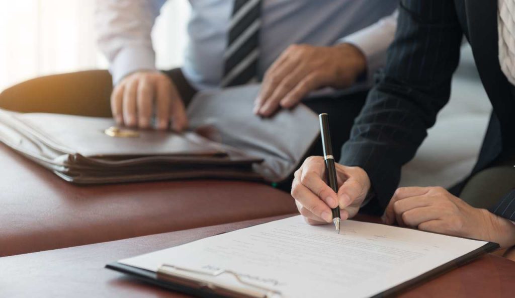 Firma del contratto - fonte_Canva - LaSvolta.it