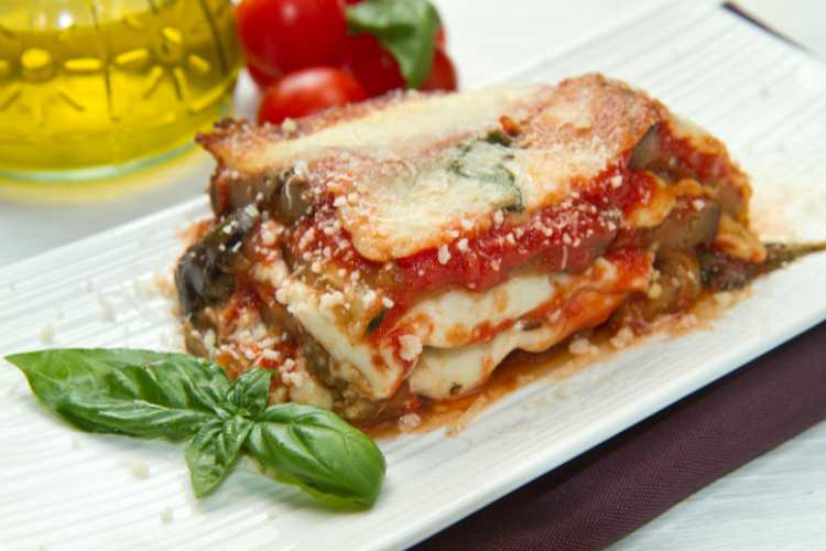Parmigiana di melanzane - fonte_Canva - LaSvolta.it