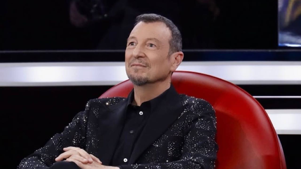 Amadeus ha ceduto alle lusinghe: dopo averlo visto ad Amici ecco dove lo rivedremo | Contratto siglato negli uffici Mediaset