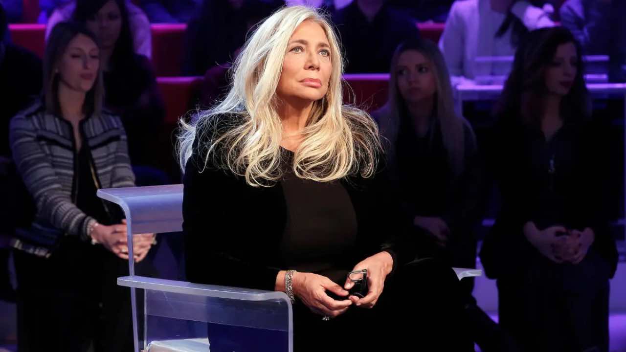 Mara Venier l’ha dovuto scoprire dai giornali: un colpo disastroso per lei | Dopo tutti questi anni in Rai non se lo meritava