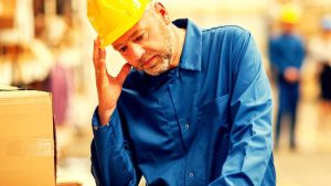 Operaio stanco al lavoro