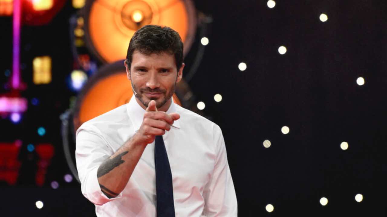 Stefano De Martino colpisce e affonda il conduttore di Canale 5: “è un…” | Mai vista una cosa del genere in tv