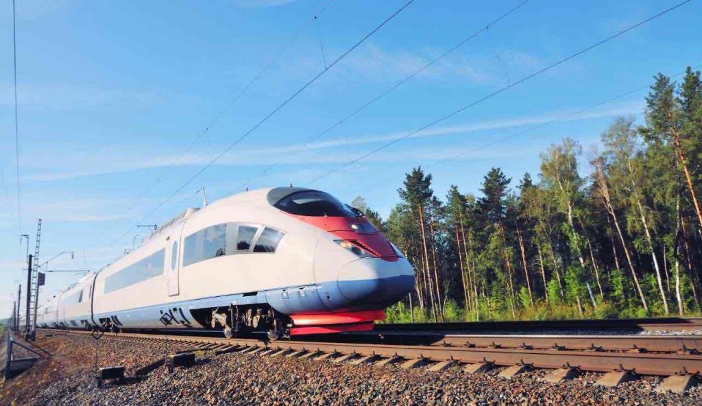 Treno ad alta velocità - fonte_Canva - LaSvolta.it