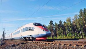 Treno ad alta velocità - fonte_Canva - LaSvolta.it